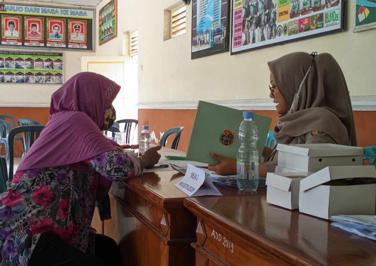 Foto : Suasana Kegiatan pengecekan dokumen pengambilan sertifikat PTSL antara warga pemohon dan petugas BPN di Balai Desa Tambaharjo Kecamatan Pati (Sumber : Mitrapost.com/ Anang SY)