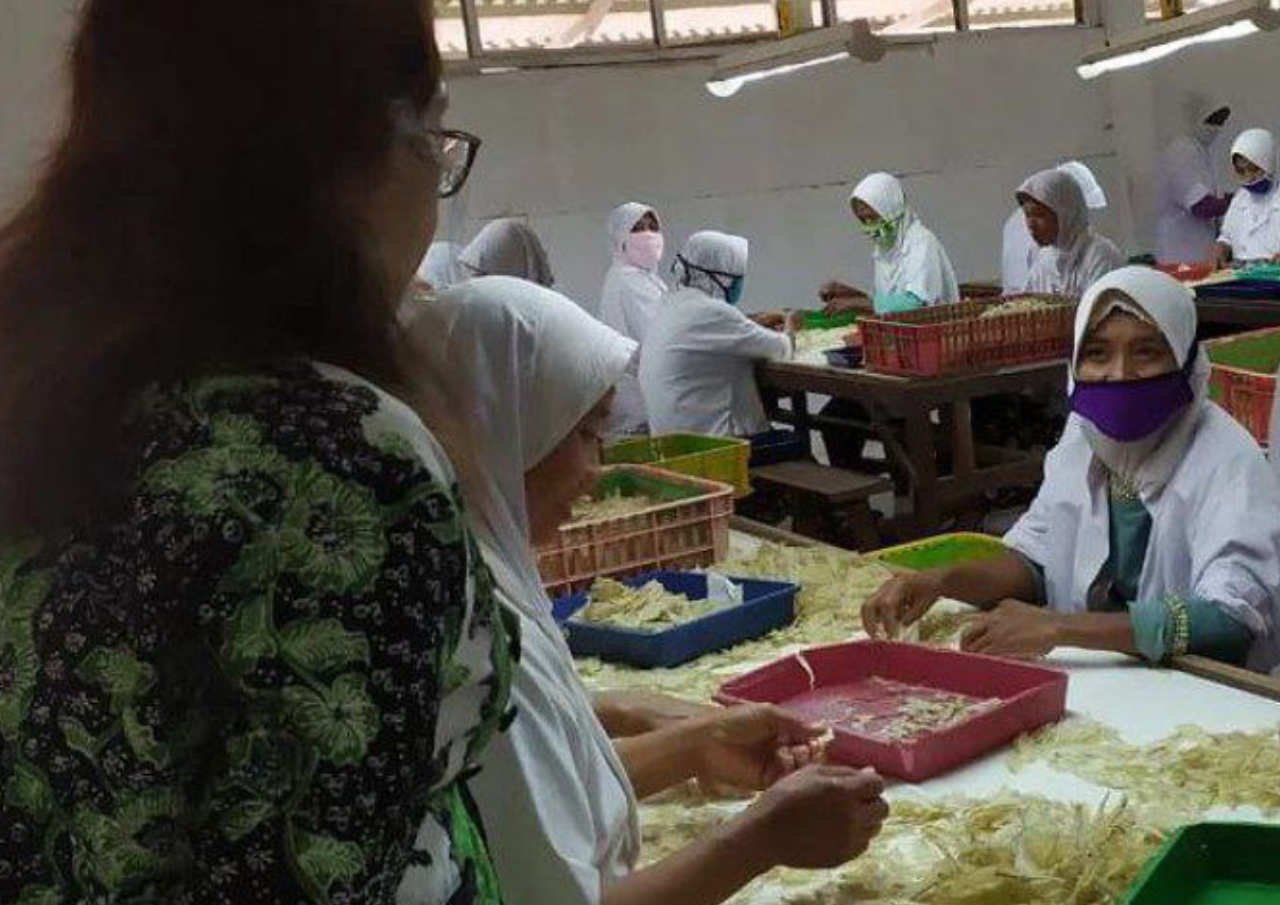 Foto: Dindagkop-UKM Rembang Beserta Jajarannya Lakukan Monitoring Ke Perusahaan Ekspor/mitrapost.com/Sri Lestari