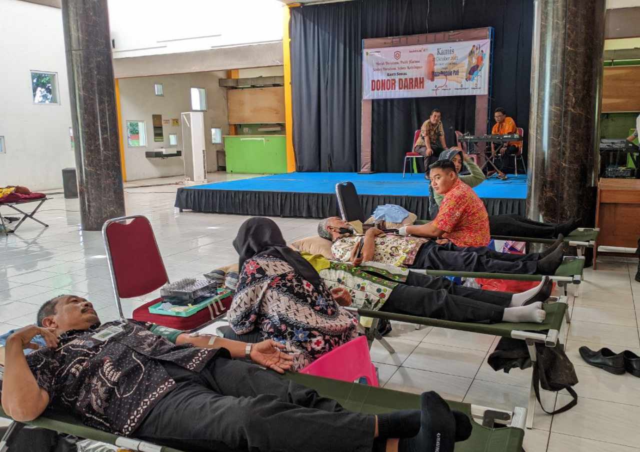 Foto : Suasana Kegiatan Donor Darah yang diselenggarakan oleh Disdagperin Kabupaten Pati (Sumber : Mitrapost.com/ Anang SY)