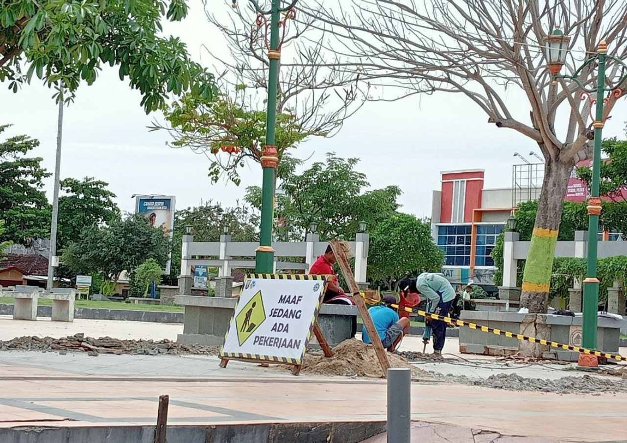 Foto: Keadaan Alun-alun Rembang tengah direvitalisasi pada bulan Oktober 2022/mitrapost.com/Sri Lestari