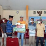 Foto: Penyerahan simbolis kepada penerima bantuan RTLH dan pembangunan jamban di Ngemplak Kidul (Sumber: VIND/Mitrapost.com)