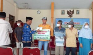 Foto: Penyerahan simbolis kepada penerima bantuan RTLH dan pembangunan jamban di Ngemplak Kidul (Sumber: VIND/Mitrapost.com)