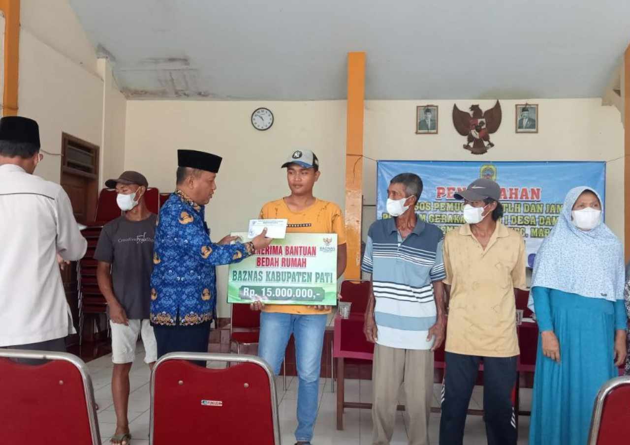 Foto: Penyerahan simbolis kepada penerima bantuan RTLH dan pembangunan jamban di Ngemplak Kidul (Sumber: VIND/Mitrapost.com)