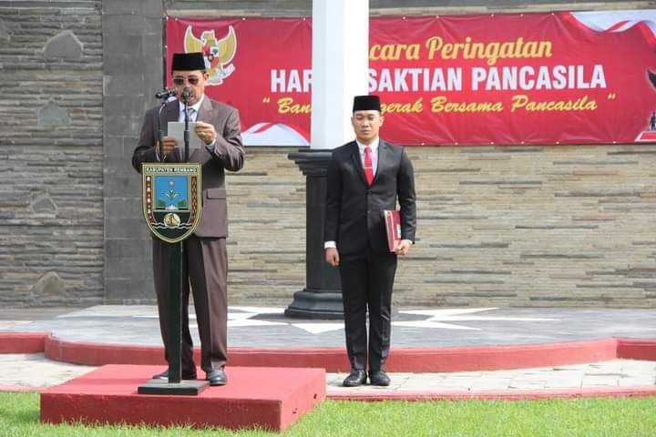 Foto: Bupati Rembang Abdul Hafidz saat menjadi Inspektur Upacara peringati Hari Kesaktian Pancasila di Halaman Kantor Bupati/mitrapost.com/Sri Lestari