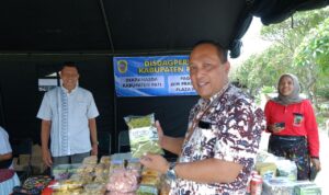 Foto: Hadi Santosa Kepala Disdagperin Pati saat memperkenalkan salah satu produk olahan lokal (Sumber: VIND/Mitrapost.com)