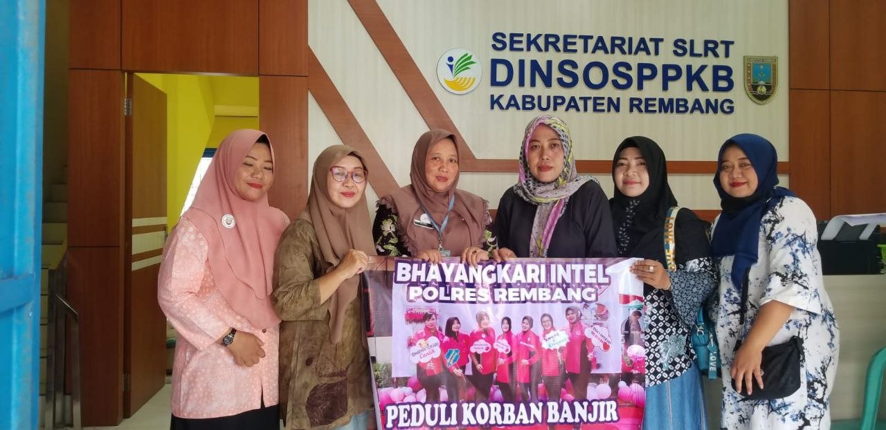 Foto: Susi Pringgo beserta anggota Bhayangkari dan Etty Apriliani Kabid Linjam dan Dayasos /mitrapost.com/Sri Lestari