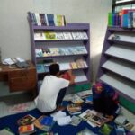 Foto: Suasana Petugas perpustakaan saat menata buku di salah satu perpustakaan desa di Rembang/mitrapost.com/Sri Lestari