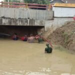 Foto: Suasana Pembersihan endapan lumpur dibawah jembatan sungai gendong raci (Sumber: vind/mitrapost.com) Foto: Suasana Pembersihan endapan lumpur dibawah jembatan sungai gendong raci (Sumber: vind/mitrapost.com)