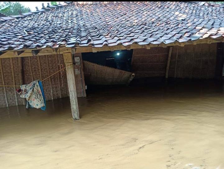 Foto : Kondisi Banjir bandang yang terjadi di Desa Sinomwidodo Kecamatan Tambakromo pada Jumat, (21/10/2022) (Sumber : Mitrapost.com/ Anang SY)