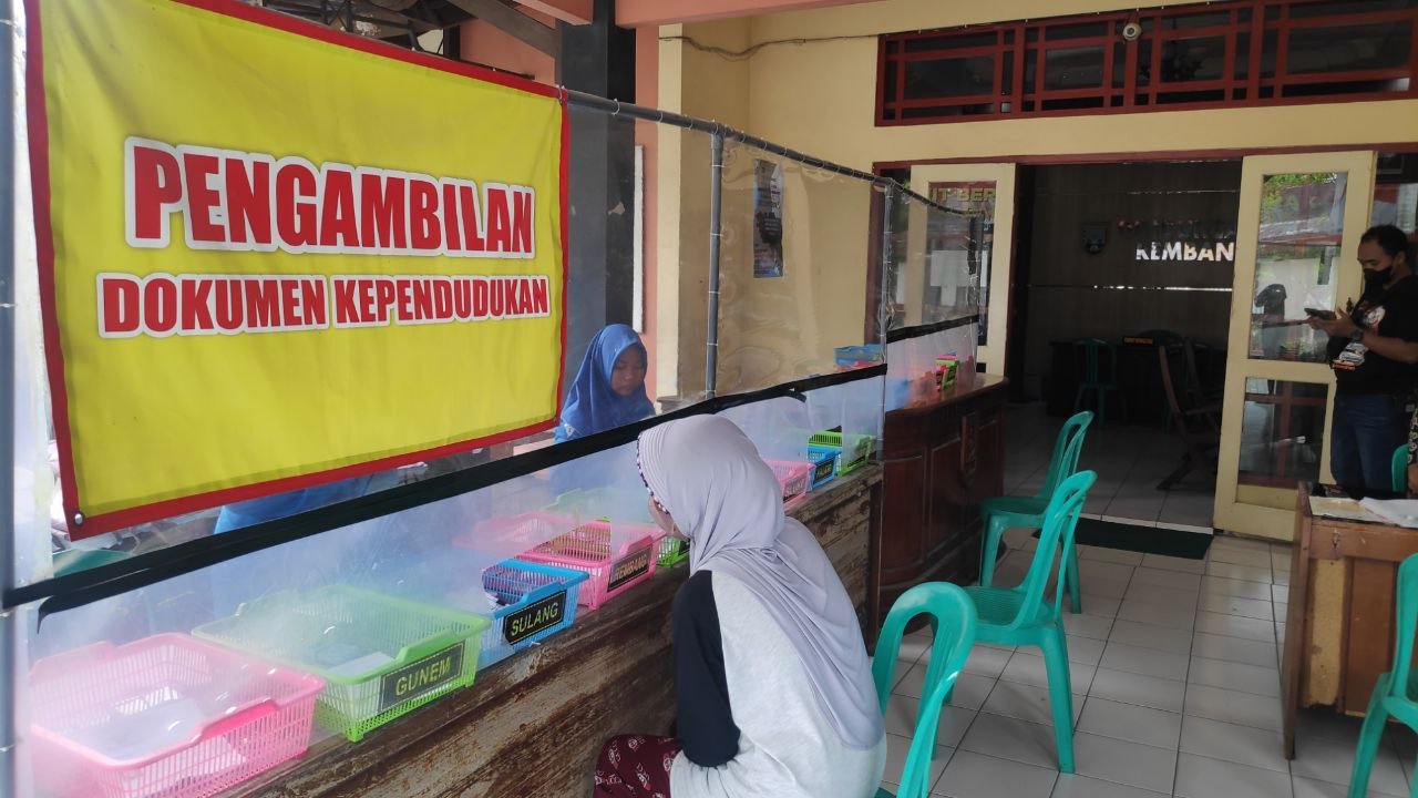Foto: Kegiatan pelayanan administrasi Dindukcapil Rembang/mitrapost.com/Sri Lestari