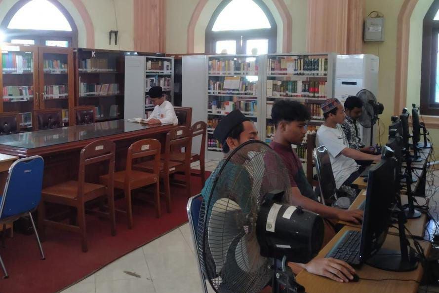 Foto: Suasana pengunjung gunakan layanan internet di perpustakaan umum Rembang /mitrapost.com/Sri Lestari