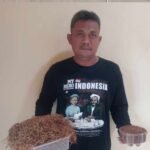 Foto: Wawan Edi Susanto petani asal Desa Pinggan, Kecamatan Bulu saat menunjukkan tembakau miliknya/mitrapost.com/Sri Lestari