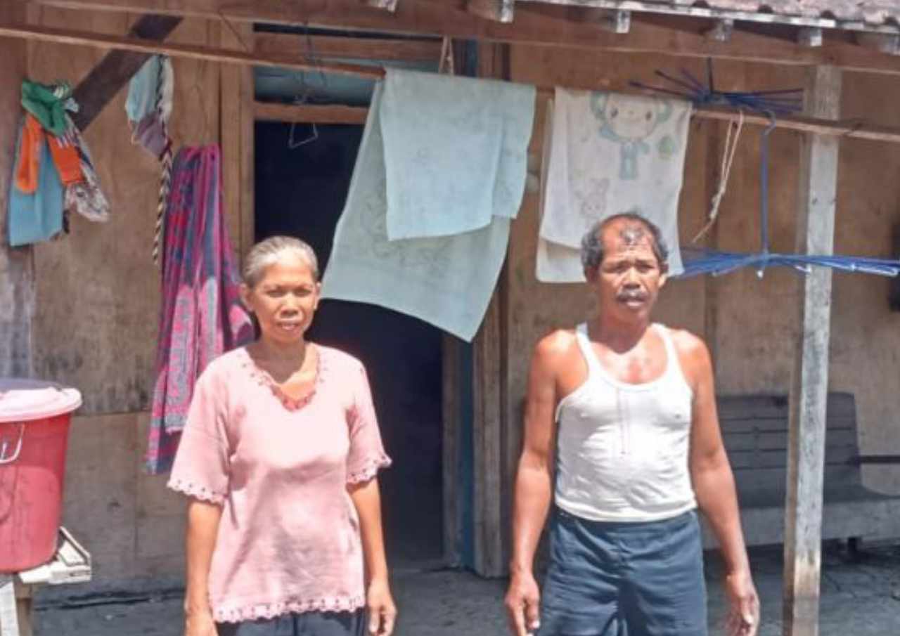 Foto: Sukarlan dan Suwati orang tua korban saat ditemui di kediamannya (Sumber: VIND/Mitrapost.com)