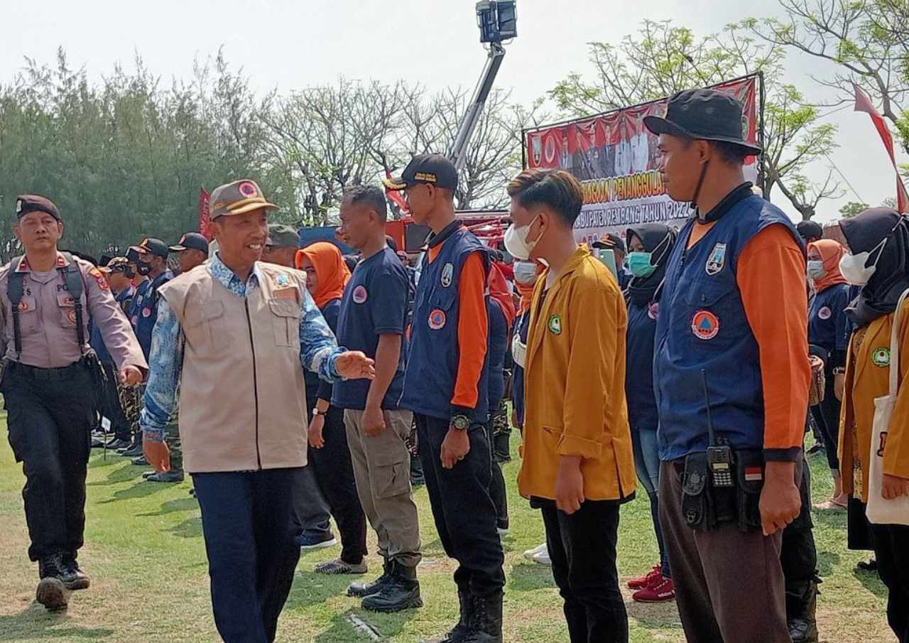 Foto: Bupati Rembang saat meninjau personil relawan/mitrapost.com/Sri Lestari