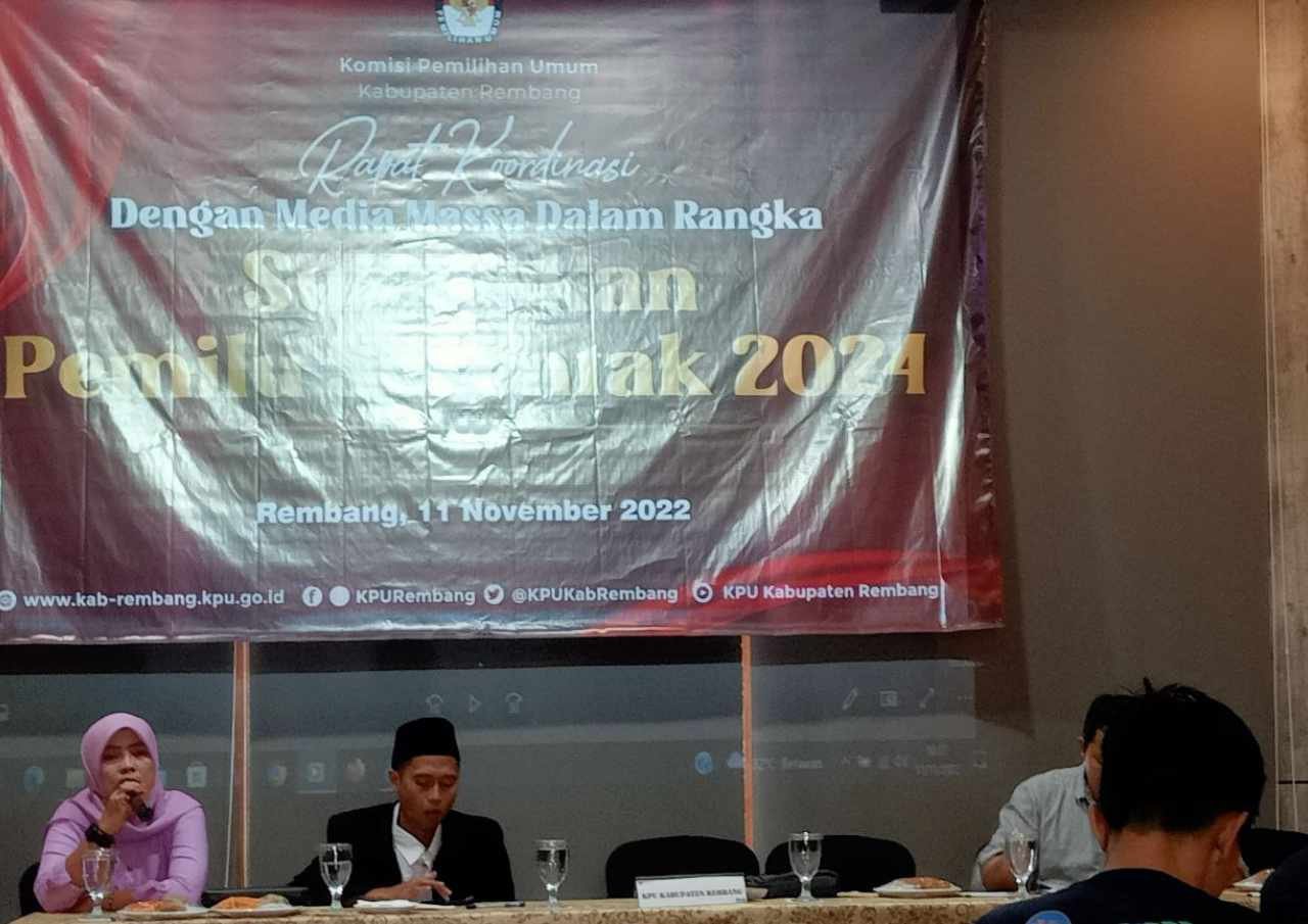 Foto: Maskutin Komisioner KPU Rembang Divisi Perencanaan, Data dan Informasi saat sambutan di Hotel Pollos dan Galery/mitrapost.com/Sri Lestari