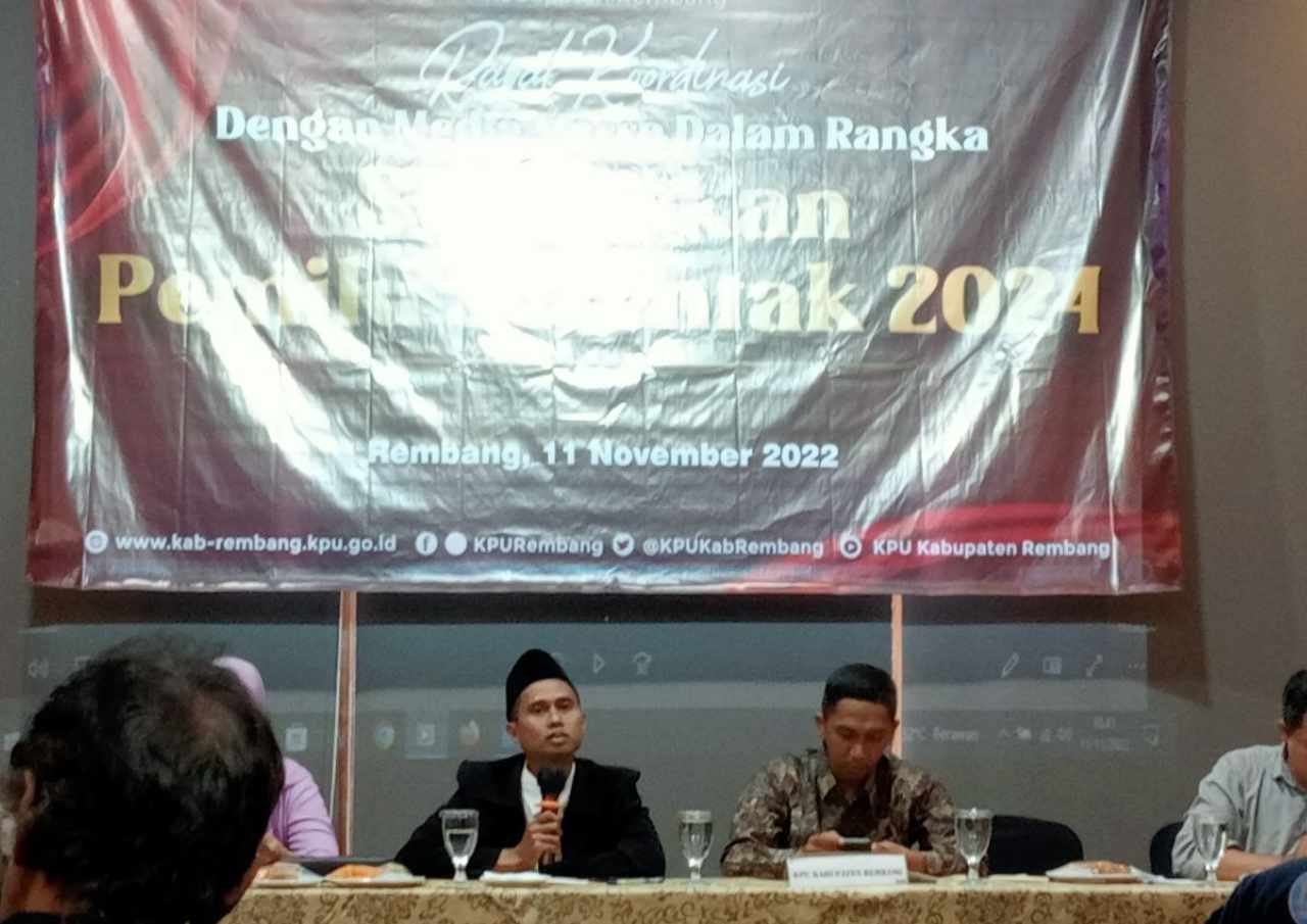 Foto: Anggota KPU Kabupaten Rembang Moh. Zaenal Arifin saat sambutan di Hotel Pollos dan Galery/mitrapost.com/Sri Lestari