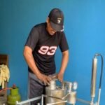 Foto: Suasana warga desa saat mengoperasikan alat pirolisis di Desa Warugunung Kecamatan Pancur Kabupaten Rembang/mitrapost.com/Sri Lestari