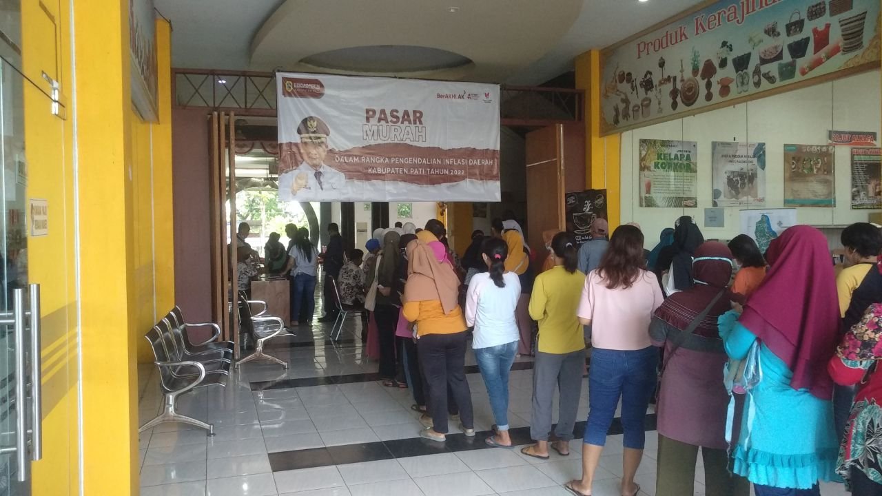 Foto: Suasana pasar murah di Plaza Pragola(Sumber: vind/Mitrapost.com )