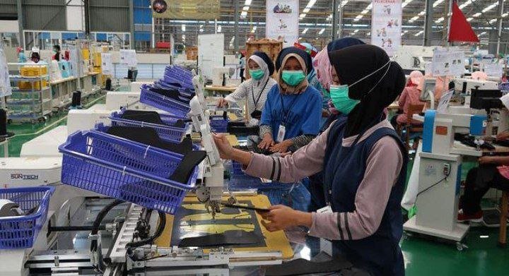 Foto: Suasana Pabrik Sepatu/mitrapost.com/Sri Lestari