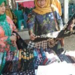 Foto: Bu Hasiroh Hafidz saat memilah Batik Tulis Lasem/mitrapost.com/Sri Lestari