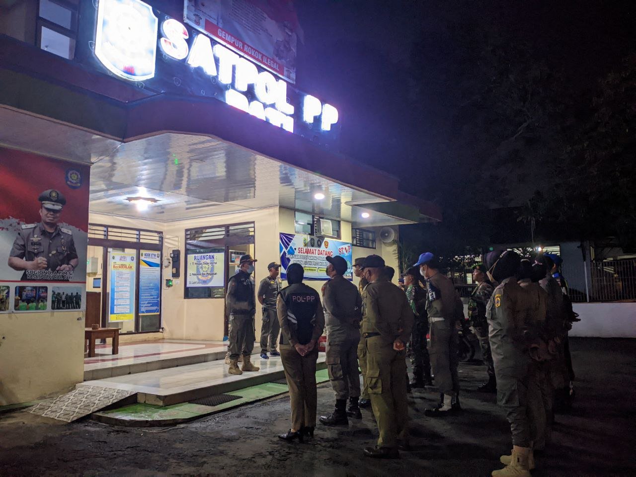 Foto : Ilustrasi Kegiatan razia tempat karaoke yang digelar oleh satpol PP Pati saat mengamankan botol miras dengan kandungan alkohol lebih dari 5 persen (Sumber : Dokumen tim mitrapost.com)