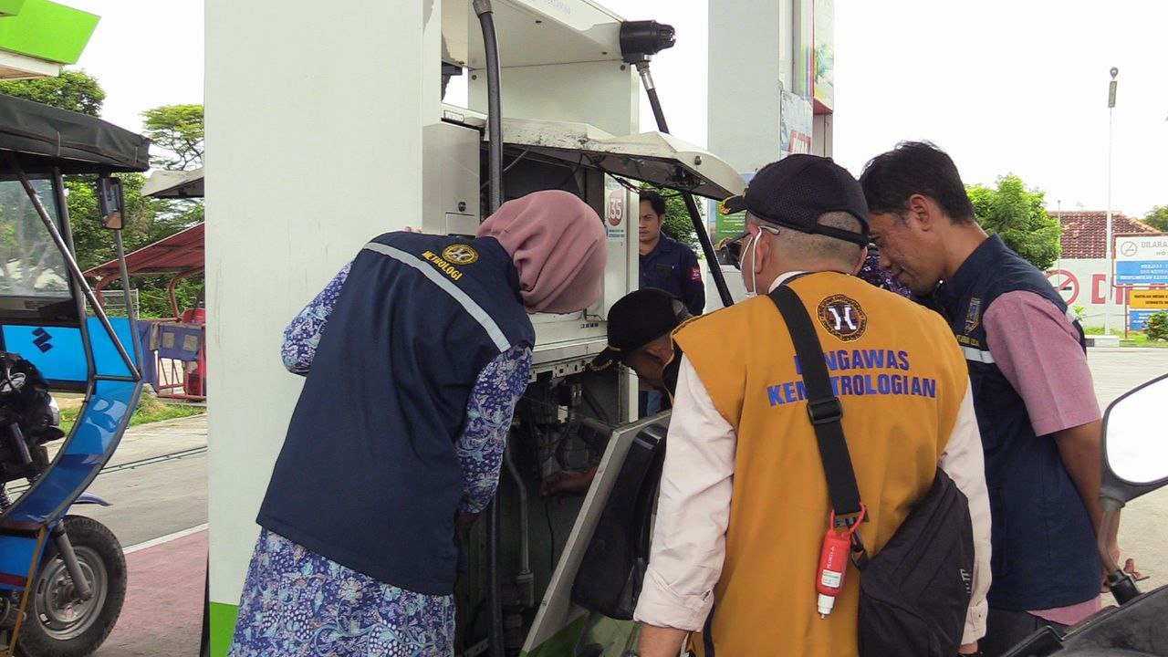 Foto: Suasana Tim Metrologi Kemendag bersama Unit Pelayanan Terpadu (UPT) Metrologi Dinas Perdagangan Koperasi dan UKM (Dindakop-UKM) Kabupaten Rembang berkeliling melakukan tera ulang/mitrapost.com/Sri Lestari