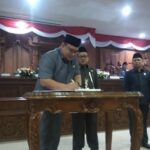 Foto: Ketua DPRD Kabupaten Rembang Supadi dan Wakil Bupati Rembang Mochamad Hanies Cholil Barro' saat mengesahkan Raperda/mitrapost.com/Sri Lestari