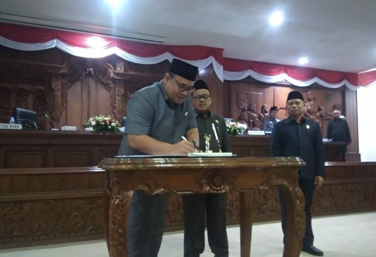 Foto: Ketua DPRD Kabupaten Rembang Supadi dan Wakil Bupati Rembang Mochamad Hanies Cholil Barro' saat mengesahkan Raperda/mitrapost.com/Sri Lestari