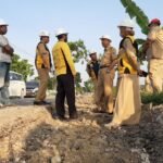Foto: Bupati Rembang Abdul Hafidz dan DPU-TARU beserta jajarannya saat meninjau proyek pembangunan jalan/mitrapost.com/Sri Lestari