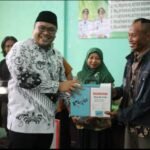 Foto: Wakil Bupati Rembang Mochamad Hanies Cholil Barro' bersama Kepala Dinas Pendidikan Pemuda dan Olahraga (Dindikpora) Sutrisno beserta jajarannya saat menyerahkan secara simbolis bantuan/mitrapost.com/Sri Lestari