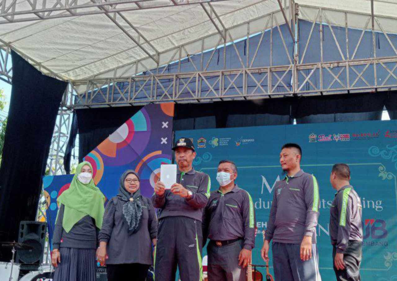 Foto: Bupati Rembang Abdul Hafidz dan Kepala Dinas Kesehatan (Dinkes) Ali Syofi'i saat launching beberapa inovasi kesehatan/mitrapost.com/Sri Lestari