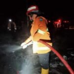 Foto: Petugas pemadam kebakaran saat memadamkan api di warung potong ayam desa Mojowarno Kecamatan Kaliori/mitrapost.com/Sri Lestari