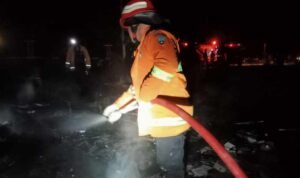 Foto: Petugas pemadam kebakaran saat memadamkan api di warung potong ayam desa Mojowarno Kecamatan Kaliori/mitrapost.com/Sri Lestari Foto: Petugas pemadam kebakaran saat memadamkan api di warung potong ayam desa Mojowarno Kecamatan Kaliori/mitrapost.com/Sri Lestari