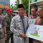 Foto: Bupati Rembang Abdul Hafidz saat menyerahkan secara simbolis Alsintan pada Kelompok Tani/mitrapost.com/Sri Lestari