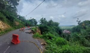 Terlalu Curam, Jalan Ambrol di Purwokerto-Kayen Sulit Ditangani