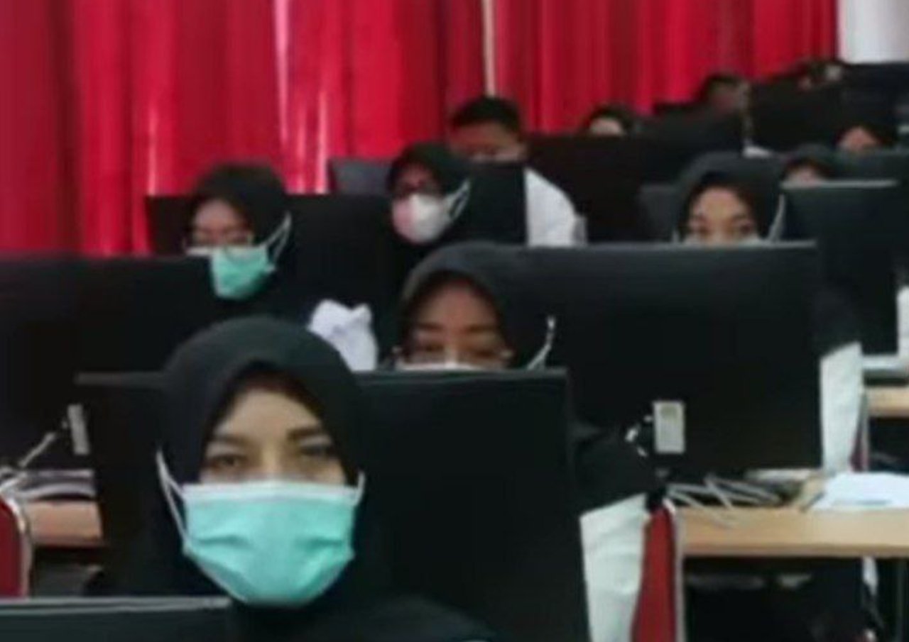 Foto: Suasana peserta saat akan melaksanakan tes kompetensi CAT di Poltekkes Kemenkes Surakarta /mitrapost.com/Sri Lestari