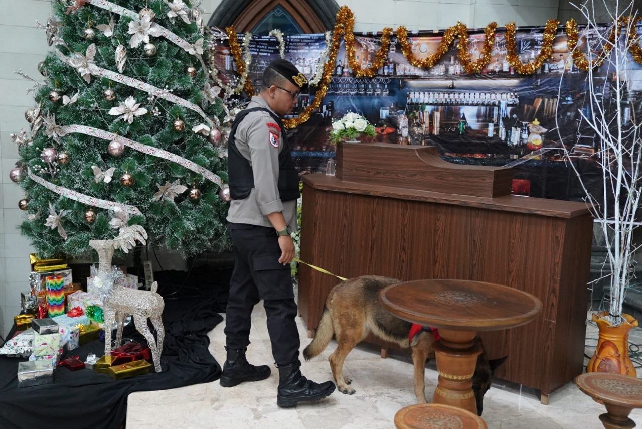Jelang Hari Natal, Tim Gegana Polda Jateng dan Polresta Pati Sterilisasi 6 Gereja