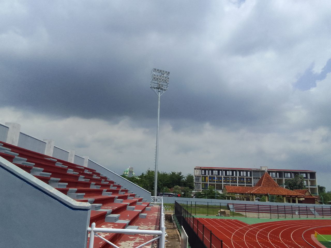 2 Tiang Lampu Stadion Joyokusumo Sudah Terpasang