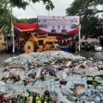 Polresta Pati Musnahkan 12.376 Botol Miras