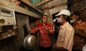 Rumah KPM Bansos di Surabaya Mulai Dipasang Stiker