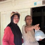 Foto : Salah satu anggota Dewan Perwakilan Rakyat Daerah (DPRD) Kabupaten Pati, Warsiti saat berbagai sembako di Desa Angkatan Kidul (Sumber : Mitrapost.com/ Anang SY) Foto : Salah satu anggota Dewan Perwakilan Rakyat Daerah (DPRD) Kabupaten Pati, Warsiti saat berbagai sembako di Desa Angkatan Kidul (Sumber : Mitrapost.com/ Anang SY)