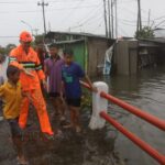 Foto: Ganjar Pantau Lokasi Titik Banjir di Semarang (Sumber: Jatengprov)