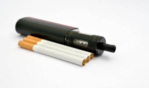 Foto: ilustrasi rokok batangan dan elektrik (Sumber: iStock)