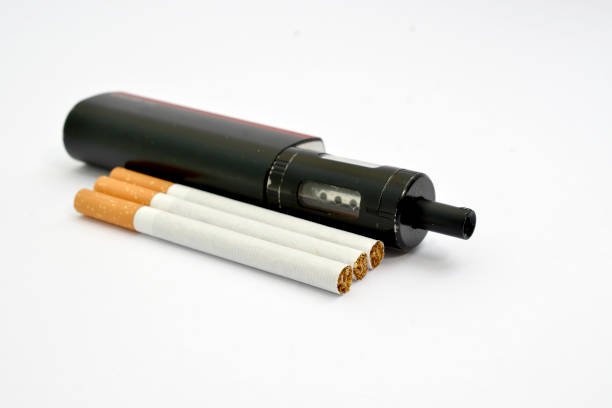 Foto: ilustrasi rokok batangan dan elektrik (Sumber: iStock)