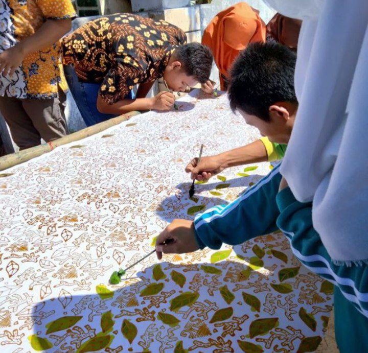 Foto: Para penyandang disabilitas diajari mencanting batik/mitrapost.com/Sri Lestari