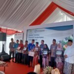 Foto: Deputi GM Corporate Communications PT Djarum Achmad Budiharto beserta jajarannya saat meresmikan salah satu rumah di Sarangmeduro/mitrapost.com/Sri Lestari