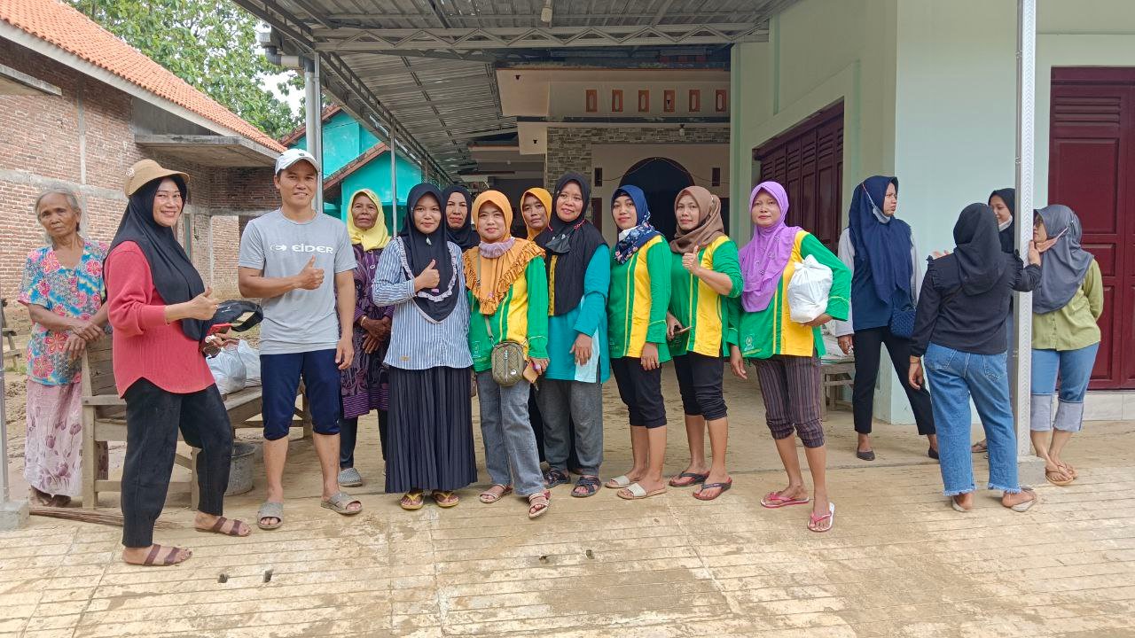 Foto: Warsiti saat menyambangi korban banjir (Sumber: VIND/Mitrapost.com)