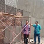 Foto: Kepala Dinas Perdagangan, Koperasi dan Usaha Kecil dan Menengah (Dindagkop dan UKM) Kabupaten Rembang, M. Mahfudz saat meninjau proyek renovasi pasar tradisional/mitrapost.com/Sri Lestari