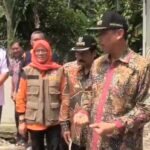 Foto: Bupati Rembang Abdul Hafidz beserta rombongannya saat meninjau lokasi pemukiman warga yang terdampak tanah bergerak/mitrapost.com/Sri Lestari