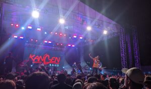 Foto : Personel Kangen Band saat tampil dalam konser Soundream di Halaman Stadion Joyokusumo pada Senin, (12/12/2022) malam (Sumber : Mitrapost.com/ Anang SY)